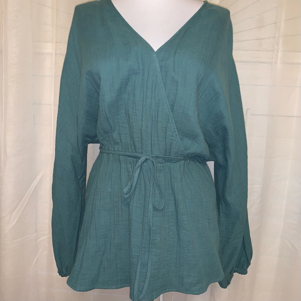 NWOT Ava & Viv Green Peasant Top